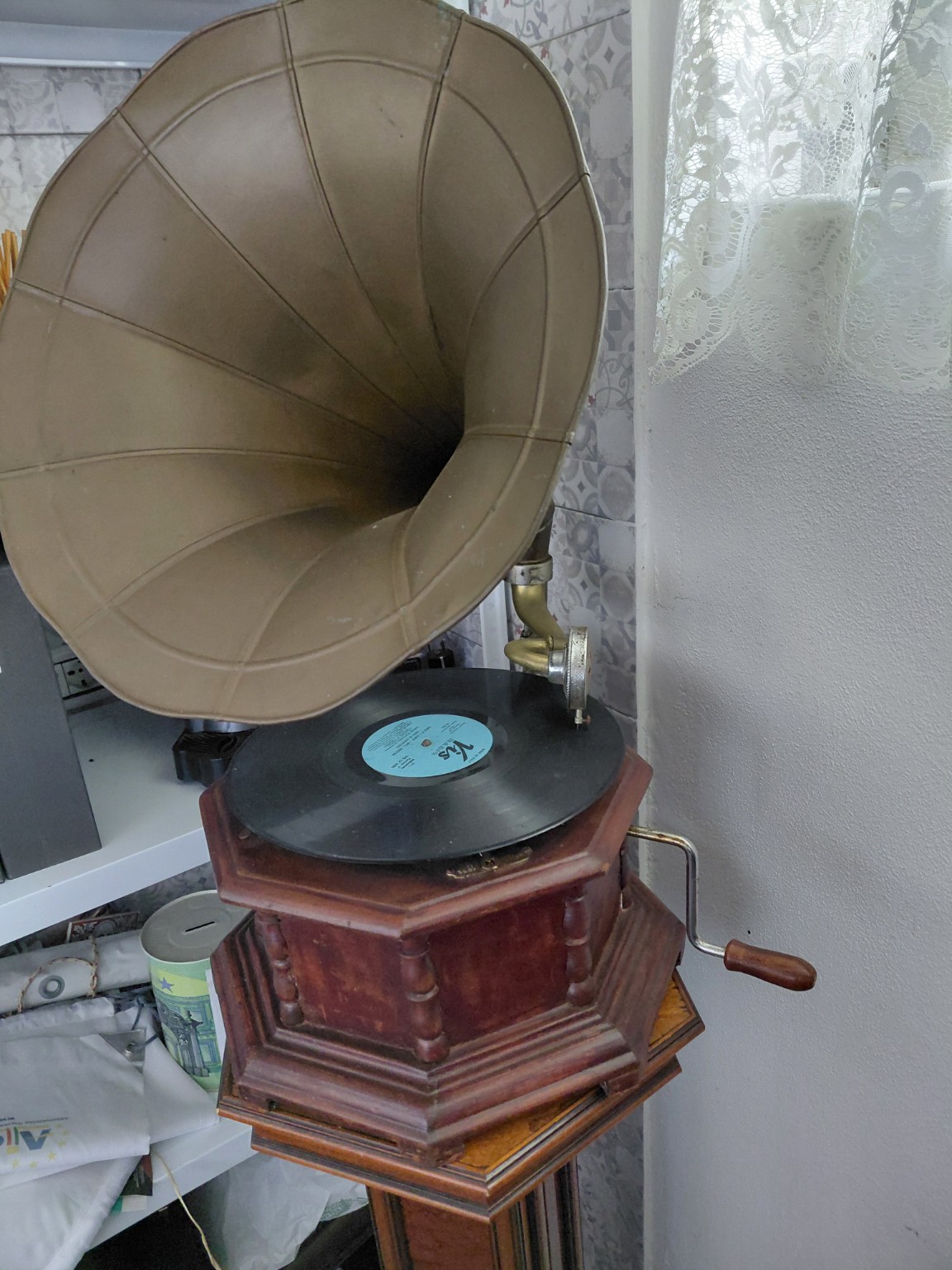 Grammofono d’epoca con un disco