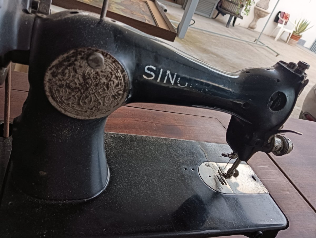 Macchina da cucire d’epoca su un tavolo